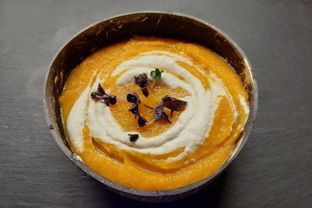 Möhren-Ingwer-Suppe mit Cashewsahne | Lilly Koch - Essen mit Herz ️